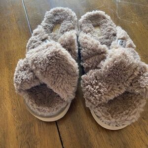 UGGS slippers never worn